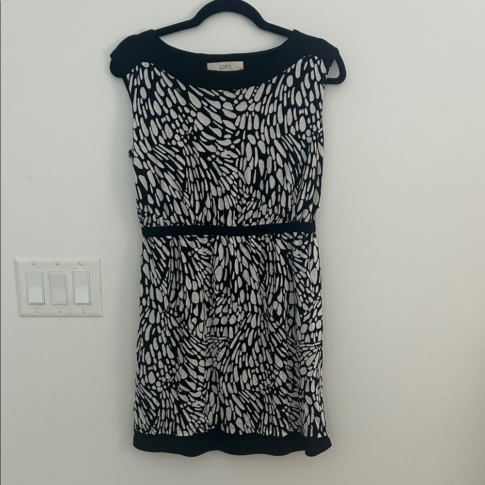 LOFT Petite Women’s MP Black White Abstract Print Sleeveless Sheath Dress